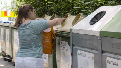 Una mujer recicla en el centro de Viena.