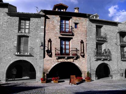 Fachada del hotel Los Siete Reyes, en Aínsa.