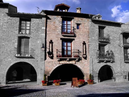 Fachada del hotel Los Siete Reyes, en Aínsa.