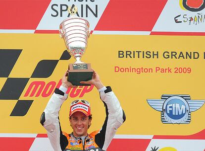 El compañero de Dani Pedrosa en Honda gana en Donington Park contra pronóstico, tras una caída de Rossi y otra de Lorenzo.