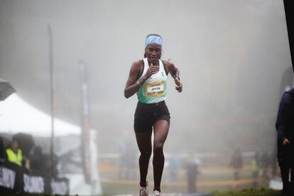 Joyce Ngeru en la final del Golden Trail Series.