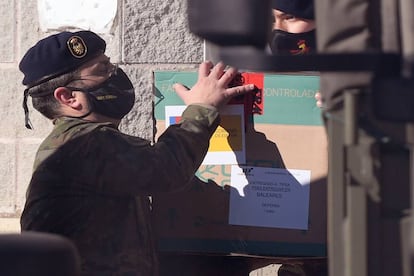 Un militar traslada una caja de vacunas con destino a las islas Baleares. La previsión es que el Ejército del Aire se encargue de transportar las dosis en aviones hasta las islas y las ciudades autónomas, aunque no se descartan otros medios aéreos.