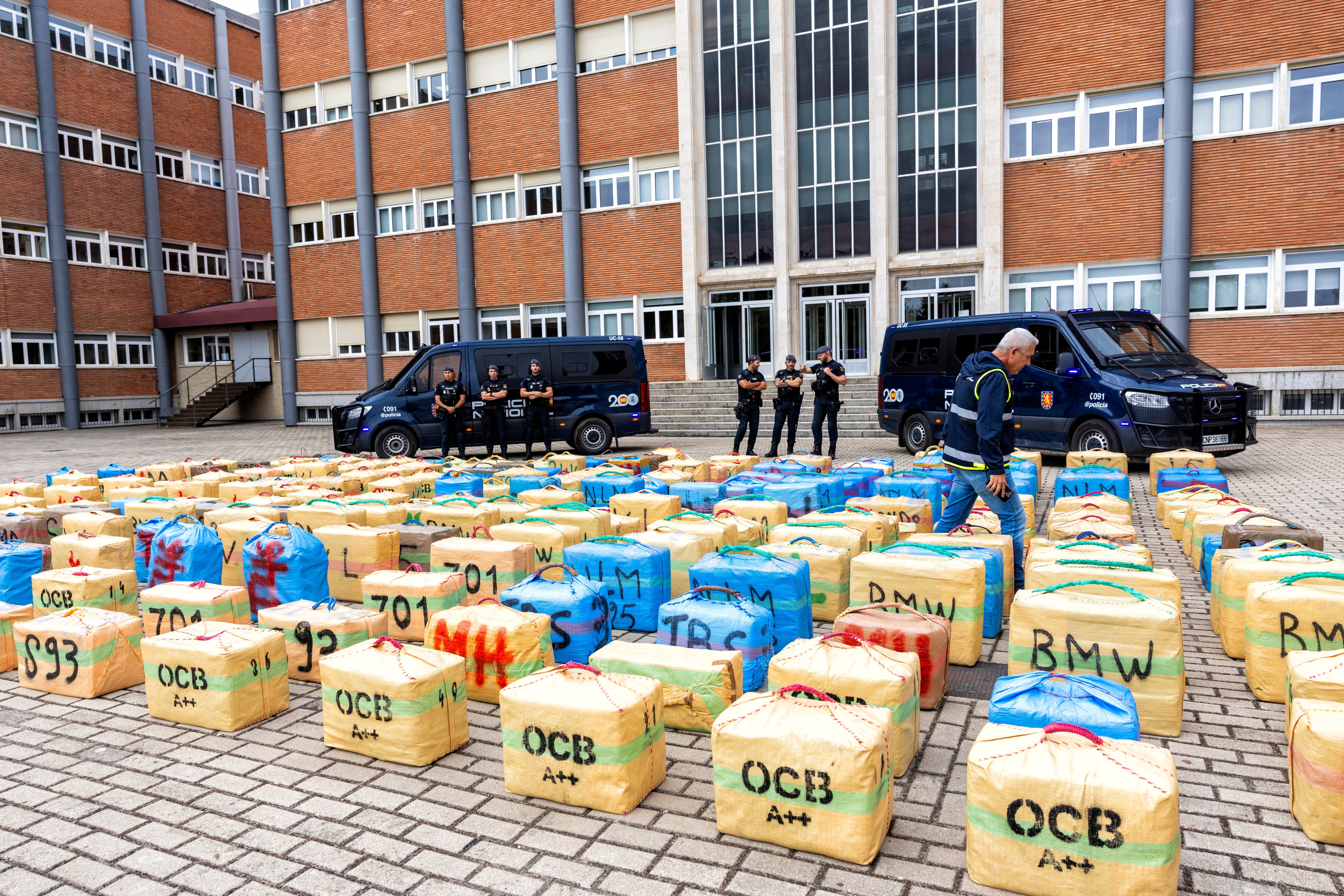 Parte del cargamento de hachís intervenido en la Operación Bucos de la Policía Nacional, este martes, en el Complejo Policial de Canillas (Madrid). 