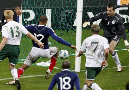 Henry, en la jugada que marc&oacute; el Francia-Irlanda de 2009. 