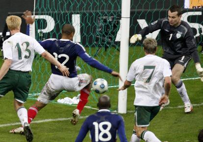 Henry, en la jugada que marcó el Francia-Irlanda de 2009.