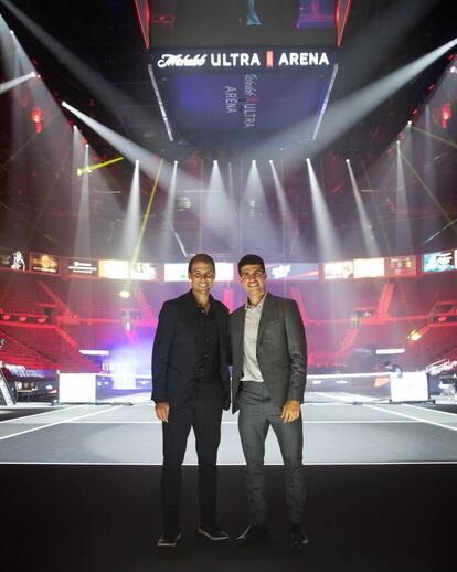 Nadal y Alcaraz posan en la pista. / ROB LIGGINS (NETFLIX SLAM)