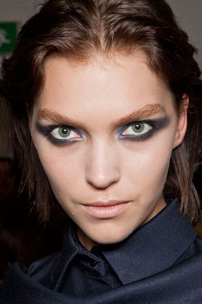 Ideal para ojos verdes: estilo ahumado con toques violeta para destacar el color en Gianfranco Ferre.