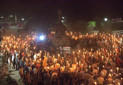 Dezenas de supremacistas brancos com tochas, na sexta-feira em Charlottesville.