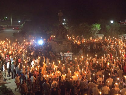 Decenas de supremacistas blancos con antorchas de fuego, el viernes en Charlottesville
