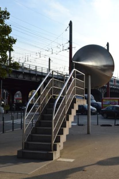 La obra se encuentra en la Avenue de Stalingrad, cerca de la Gare du Midi, en Bruselas.