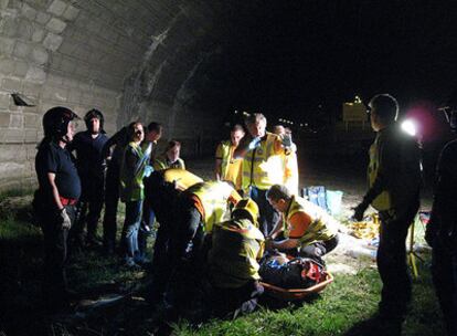 Los servicios de emergencias atienden al joven marroquí.