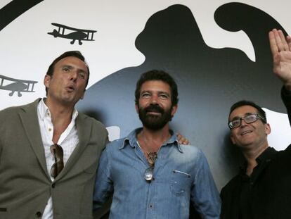 El subdirector del Festival Internacional, Mike Hostench; el actor Antonio Banderas; y el director del certamen, &Agrave;ngel Sala.