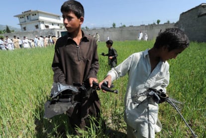 Varios niños recogen restos del helicóptero estadounidense que se estrelló durante la operación contra Bin Laden en Abbottabad.
