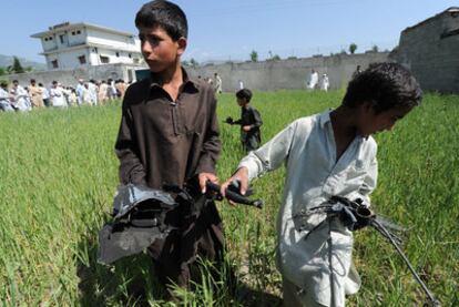 Varios niños recogen restos del helicóptero estadounidense que se estrelló durante la operación contra Bin Laden en Abbottabad.