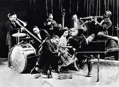 Lil Hardin, instrumentalista, en Chicago (EE UU) en 1923. Al trombón, Louis Armstrong. 