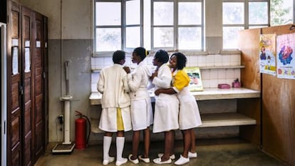 Enfermeras del hospital de XaiXai, en Mozambique.