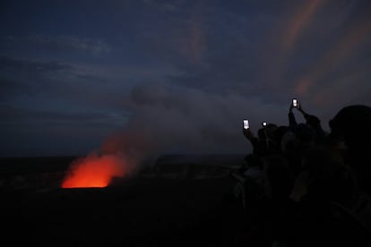 Turistas hacen fotos al cráter del volcán Kilauea en el Parque Nacional Volcanoes de Hawái, el 9 de mayo de 2018.