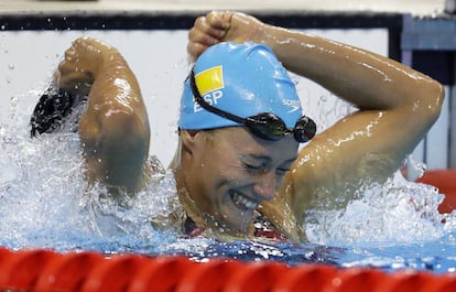 Mireia Belmonte celebrates her gold medal on August 10.