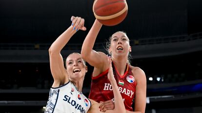 Bernadett Hatar, de Hungría (derecha) disputa el balón con Ivana Jakubcova durante esta edición del Eurobasket femenino, en Liubliana (Eslovenia)