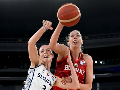 Bernadett Hatar, de Hungría (derecha) disputa el balón con Ivana Jakubcova durante esta edición del Eurobasket femenino, en Liubliana (Eslovenia)