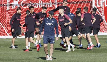 Lopetegui dirige el entrenamiento de sus futbolistas.
