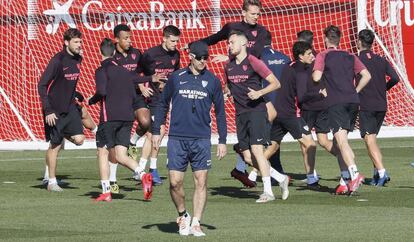 Lopetegui dirige el entrenamiento de sus futbolistas. 