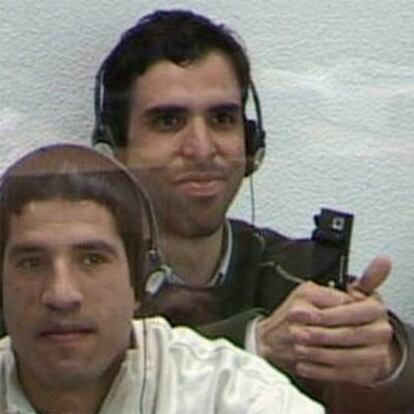 Jamal Zougam (derecha) sigue el juicio desde la sala blindada que ocupan los acusados