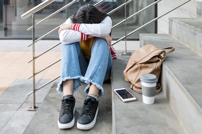 Puede darse la circunstancia de que sea el joven quien elija su soledad frente a los planes con los amigos, pero hay que respetar su decisión y animarle a que socialice con personas de su edad.