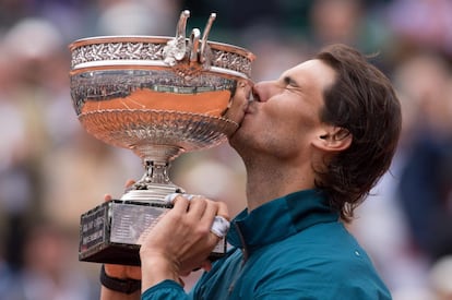 Rafa Nadal besa el trofeo de los Mosqueteros que ganó contra David Ferrer en la final del Abierto de Francia Roland Garros el 9 de junio de 2013.