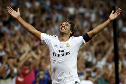 Raúl celebra un gol con la camiseta del Real Madrid en el Trofeo Santiago Bernabéu.