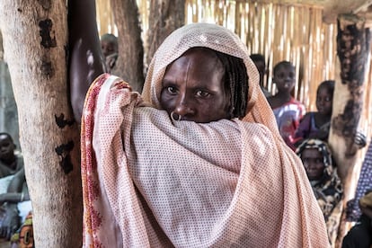 Una mujer en la asamblea de un pueblo en una isla situada a una hora de Bol en la que muchos excombatientes de Boko Haram arrepentidos han vuelto a su aldea.