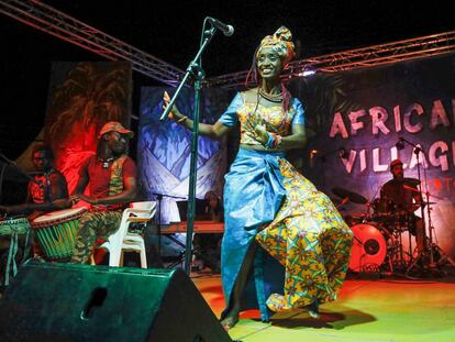 Vestidos elaborados por la sastrería senegalesa Bissap, en el barrio de Ruzafa (Valencia), que portaron los integrantes del grupo Khady Seck en el Rototom Sunsplash.