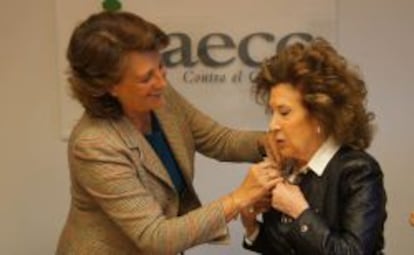 A la derecha, Isabel Castelo d'Ortega, presidenta de Ocaso Seguros, en un acto de la Asociación Española de lucha Contra el Cáncer (AECC).