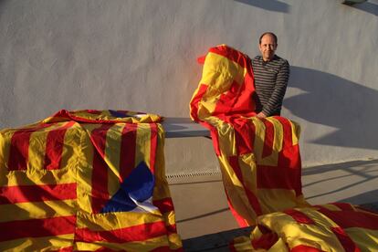 &Agrave;lvar Calvet amb les lones de bandera.