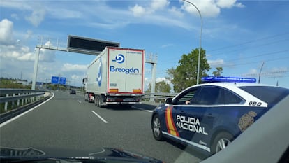 La Brigada Central de Protecciones Especiales de la Policía Nacional, durante el transporte de una obra de arte.