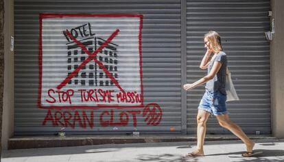 Una pintada en contra del turismo en el barrio del Clot de Barcelona.