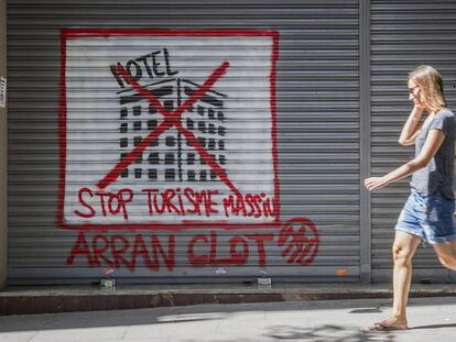 Una pintada en contra del turismo en el barrio del Clot de Barcelona.