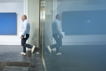 El secretario general del Partido Popular, Miguel Tellado, entra a una rueda de prensa ofrecida en la sede del PP, este miércoles.