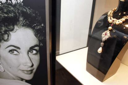 La Peregrina de Elizabeth Taylor, que pasa por ser la mejor perla del mundo, mientras estuvo expuesta el pasado septiembre en la casa Christie's de Madrid.