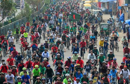 Miembros del grupo BDCyclists participan en una marcha en Daca (Bangladés), el 26 de marzo de 2017.