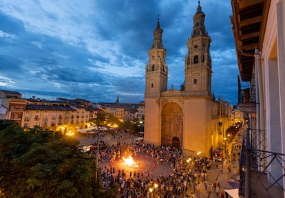 Las hogueras de San Juan han protagonizado un bonito espectáculo este jueves en la plaza del Mercado en Logroño.