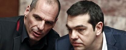 El primer ministro griego, Alexis Tsipras, junto al ministro de Finanzas, Yanis Varoufakis