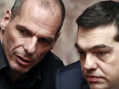 El primer ministro griego, Alexis Tsipras, junto al ministro de Finanzas, Yanis Varoufakis