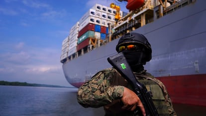 Un soldado monta guardia en el puerto marítimo de Contecon en Guayaquil, Ecuador, el 5 de febrero de 2025.