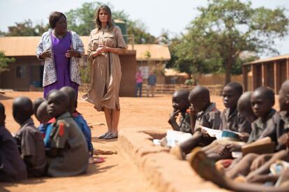 La profesora de primaria Maureen Masi le muestra a Melania Trump la escuela primaria Chipala en Malawi, el 4 de octubre. Esta ha sido una de las pocas veces en la que se ha podido ver con zapato plano a la primera dama estadounidense, que llevaba entonces unos mocasines de Zara.