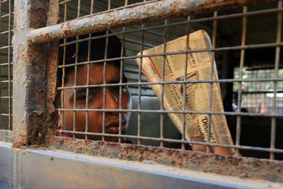Uno de los condenados a muerte en Bombai, en el furgón policial. (I. MUKHERJEE / AFP)