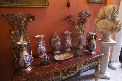 En la visita destaca también la colección de cerámicas y porcelanas de la Casa de Alba, con piezas de Sevres, Meissen y Pickman, entre otras.