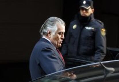 Luis Bárcenas entra en su coche tras una de sus declaraciones ante el juez.