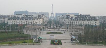 En los suburbios de Hangzhou, China, se alzan los grandes hitos de la arquitectura parisina. Entre ellos, la Torre Eiffel