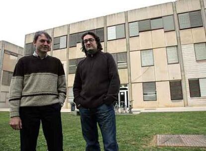 Javier Urchuerguía (izquierda) y Pedro Fernández de Córdoba, ante el edificio con sistema geotérmico.